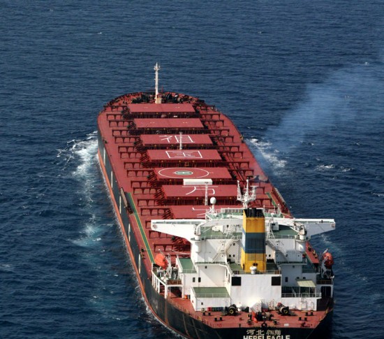 图文:中国商船在甲板上写出"祖国万岁"