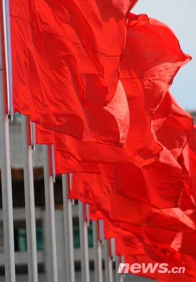 图文天安门广场的五星红旗迎风飘扬