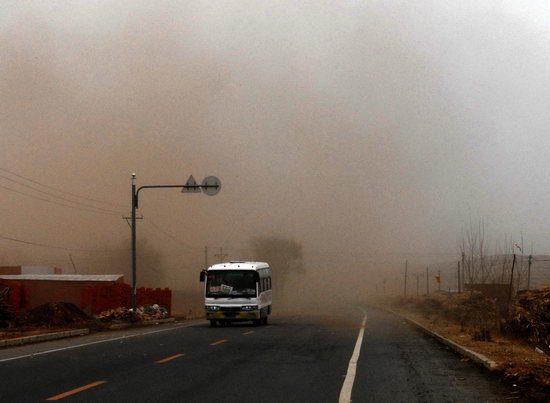 组图:辽宁西北部城市出现扬沙天气