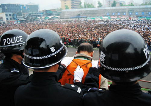 组图:湖南郴州召开公捕公判大会数万市民到场