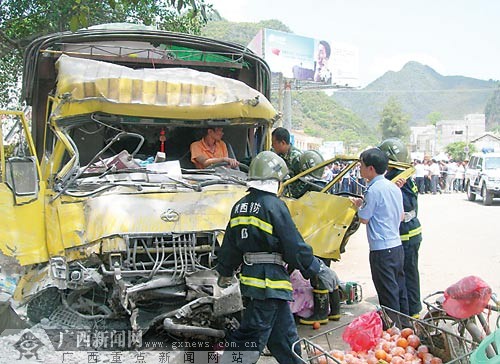 广西靖西县4车连环相撞致3死20伤组图