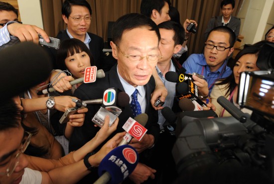 这是农业部副部长高鸿宾回答记者提问 新华社记者 陈树根摄