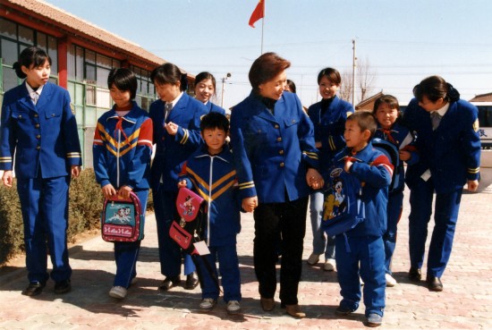 图文:李素丽资助失学儿童