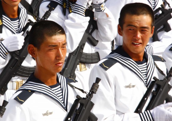 图文:水兵脸上留下明显晒痕_新闻中心_新浪网