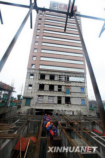 组图:江苏常州平移50多米高大厦
