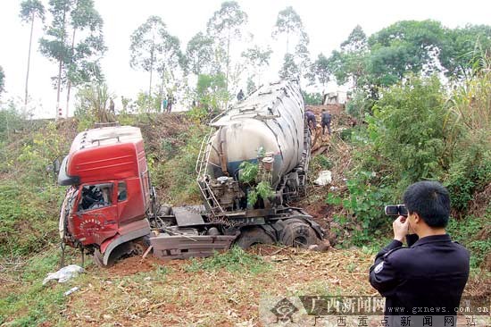 广西南北二级公路发生车祸3人身亡(组图)