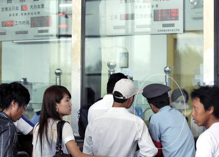 图文:保安插队让排队旅客诧异