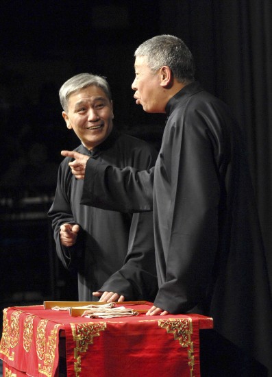 1月9日,著名相声表演艺术家马志明(左),黄族民在贺岁舞台剧《乌盆记》