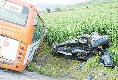 河北邢臺公交車與轎車碰撞5人死(圖)