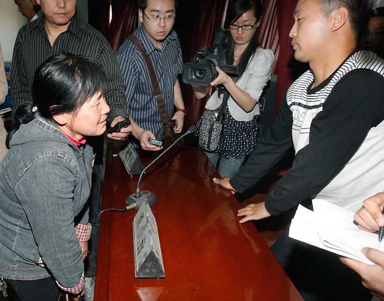 庭审结束后,葛倩茹的母亲走到原告席严小红跟前表示歉意