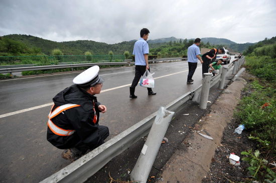 7月2日,交警在太長高速車禍事故現場測量被撞的護欄.