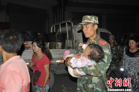 武警云南总队1500余官兵投入抢险救灾(图)