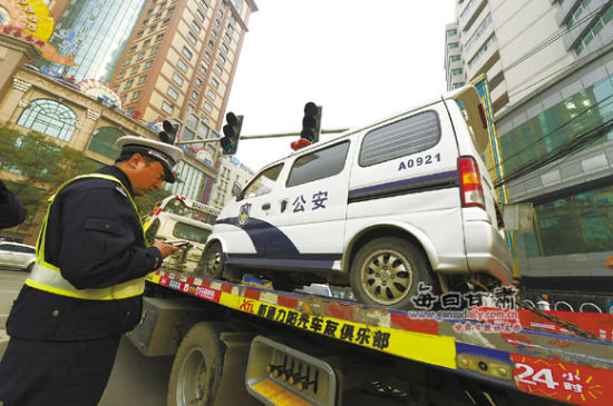 兰州街头11辆警车违法乱停被交管部门拖离图