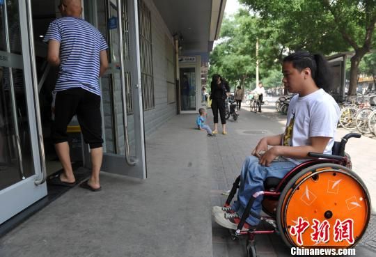 残疾小伙摇轮椅"搜图" 手绘无障碍银行地图(图)