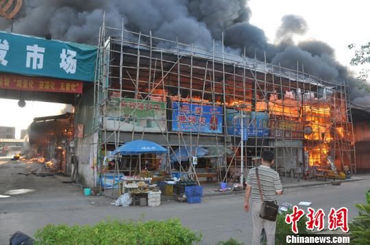广西梧州批发市场起火烧毁117间铺面(图)