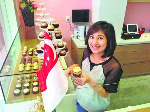 新加坡华人女子为配合国庆日设计特色蛋糕(图)