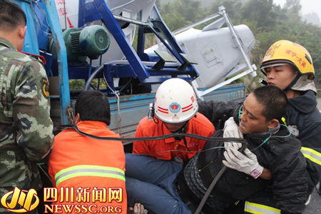 疲勞駕駛再釀車禍 成南高速兩車追尾司機受重傷