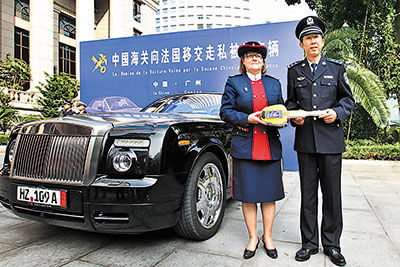 中国海关向法国移交走私被盗劳斯莱斯图