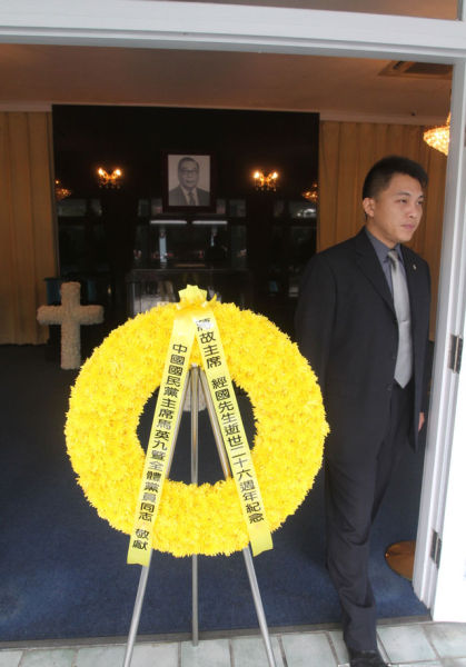 蒋经国逝世26周年马英九前往大溪墓园祭拜组图