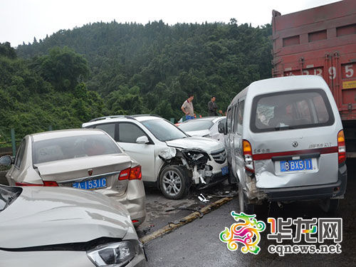 渝黔高速发生连环追尾数十辆车相撞(图)