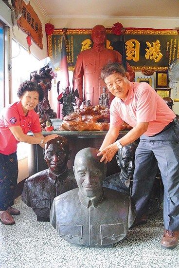 台湾男子收藏百尊蒋介石像每逢诞辰祭拜图