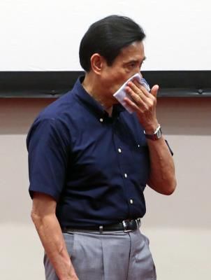 资料图：马英九出席《芦苇之歌》纪录片特映会，观看慰安妇阿嬷的光影纪实，会后致词时不禁红了眼眶。图自台湾“中央社”