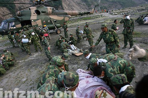 汶川地震,解放軍戰士運送傷員.