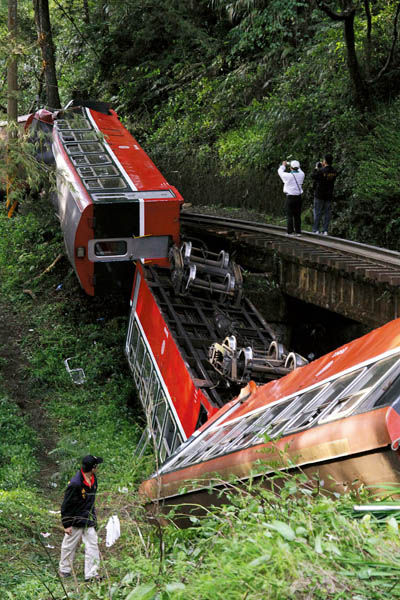 阿里山4-27翻车悲剧:森林与小火车的相互侵害