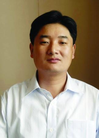 作为孔子的第74代孙,他幸运地成为曲阜火炬传递的第一棒火炬手.