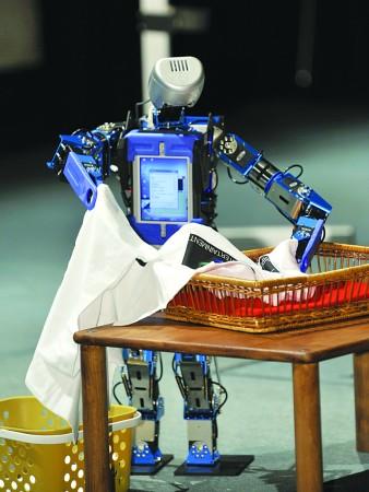 小机器人会叠衣服