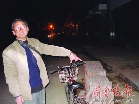 路边堆砖头绊倒骑车人