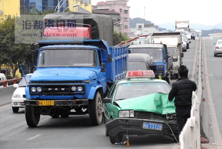 大貨車墜物 高架橋五車相撞