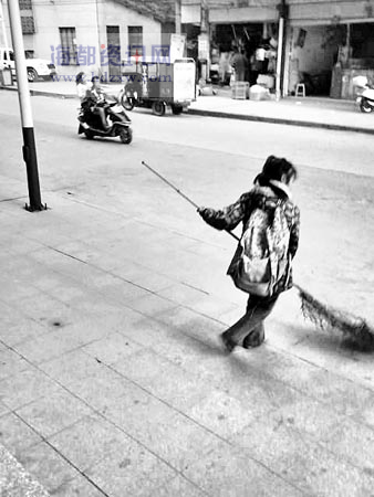 扫大街的小女孩