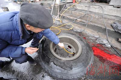 轮胎爆炸 补胎店老板被炸成脑死亡
