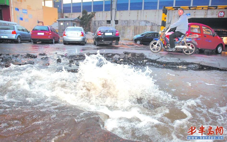 水管爆裂喷出30厘米水花 路面被损毁(附图)