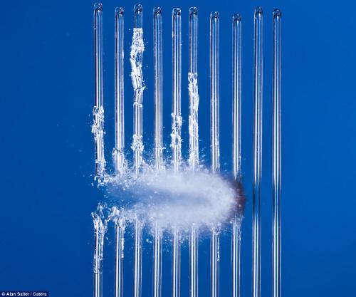 摄影师抓拍物品被子弹击穿震撼瞬间(图)