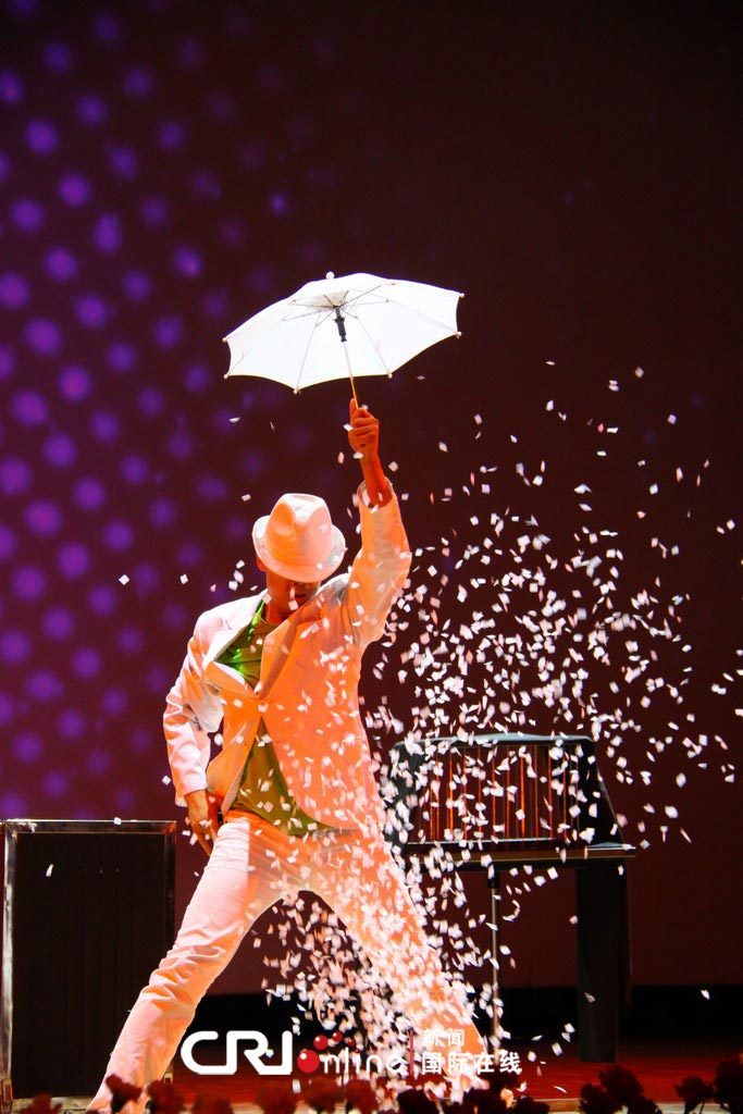 魔术表演印度歌曲《吉米》引印度观众全场合唱中印嘉宾祝贺演出成功