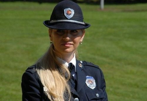 火辣女警身着比基尼海滩执法艳压全场