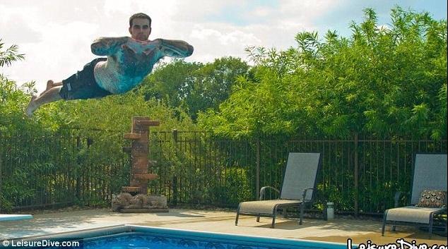 这名"文身男"身体僵硬地保持趴着的姿势,似乎准备在背部再文个新