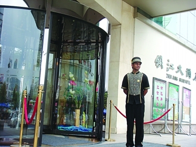 印度小伙"马诺 暑假给镇江大酒店当"门童"