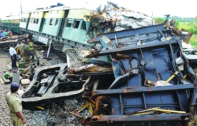 艾利斯市郊区13日发生严重交通事故,一列城际铁路列车与公共汽车相撞