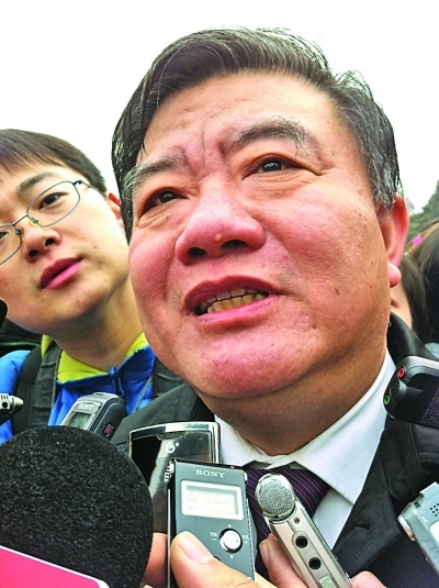 > 正文      昨天下午2点20分,全国政协委员,卫生部部长陈竺刚出现在