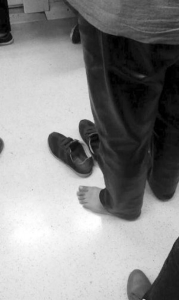 南京地铁现赤脚大仙抽烟哥网友吐槽太不文明图