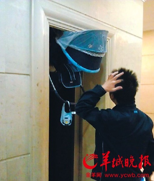 电梯上行夹住bb车小伙奋力推bb脱险