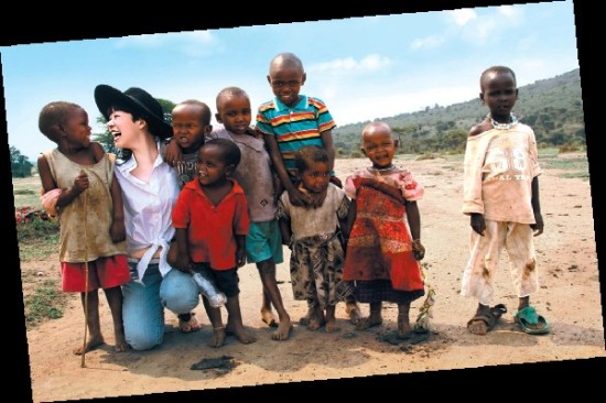 海清到访非洲做公益慈善时与当地孩子在一起中国的电视剧年产量达到1.