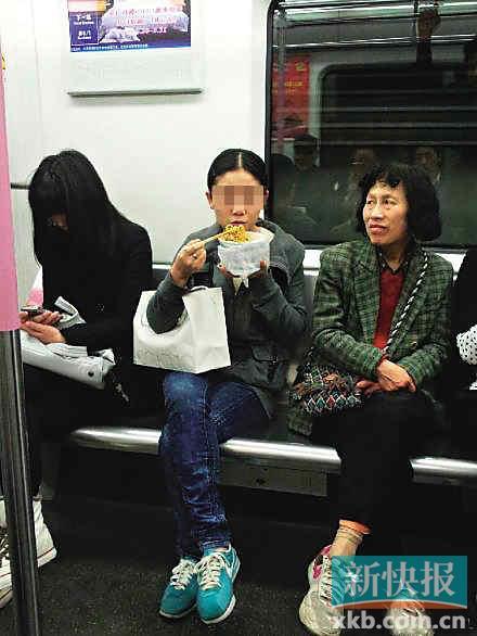 地铁拍照遭热干面"暴扣" 被扣面者:不希望她被人肉(图)