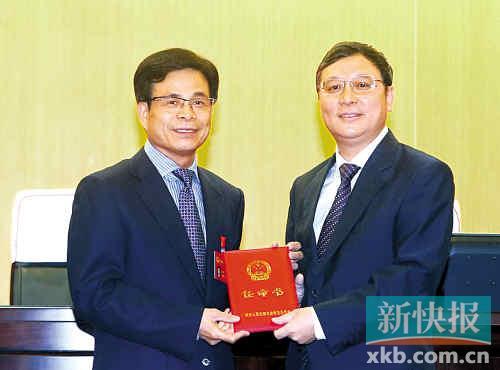市人大常委会主任张桂芳向陈志英(右)颁发任命书.新快报记者宁彪/摄