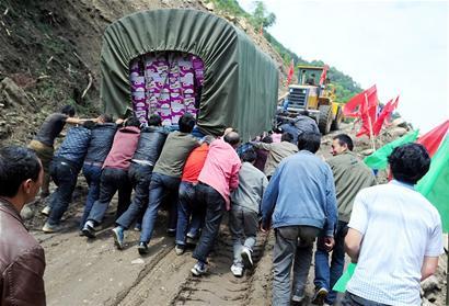 物资进山最险路段车拉人推