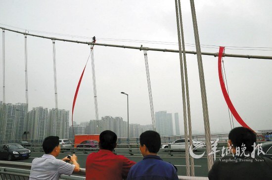 猎德大桥跳桥秀频频老母跪求儿子下桥