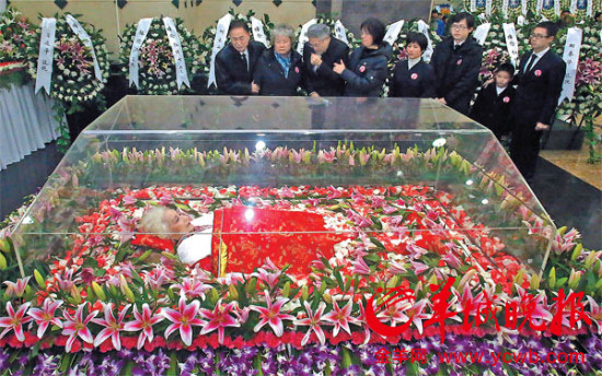 红线女遗体告别仪式今早举行 民众冒雨送别大师(图)